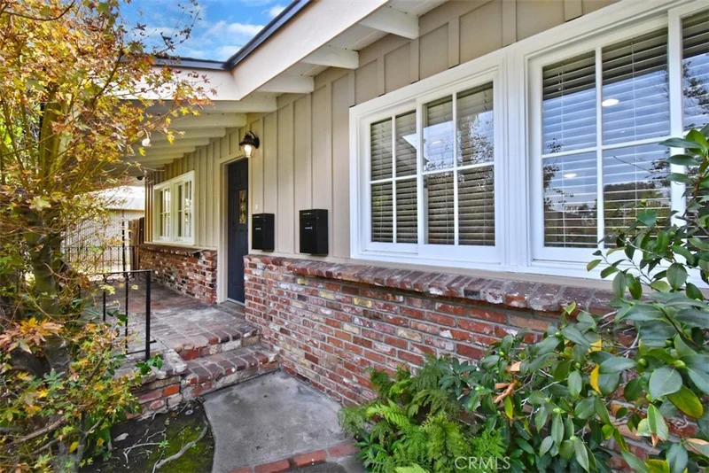 15344 Greenleaf Street photo 2