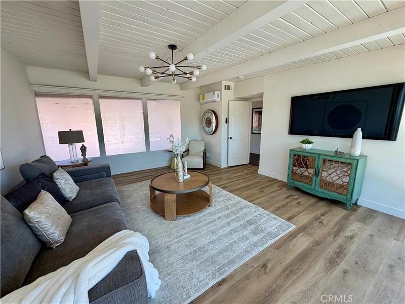 315 E Francis photo 2