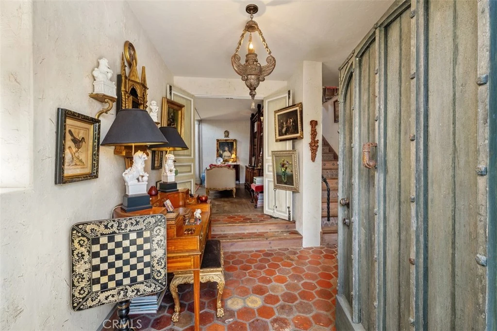 Interior 4