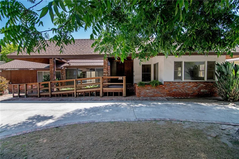 700 S Mariposa Street photo 2