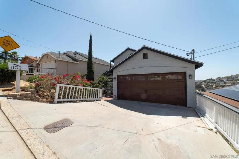 Photo 2 of 1102 La Mesa