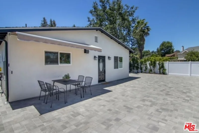 23028 Burbank Boulevard photo 2