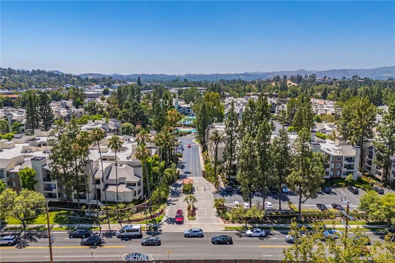 5565 Canoga 117