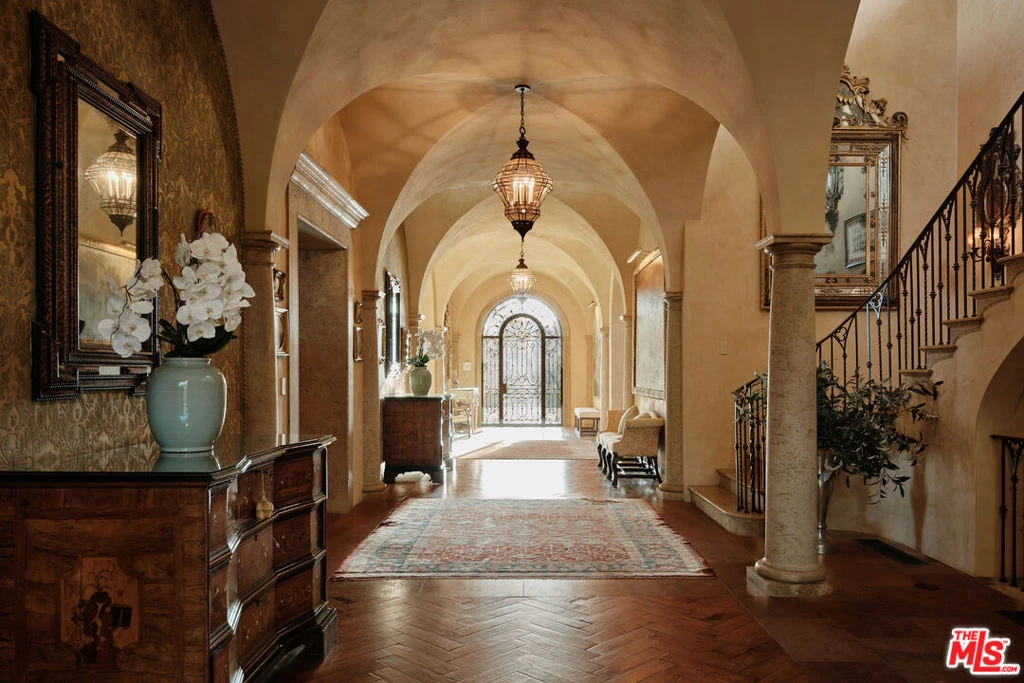 Interior 4