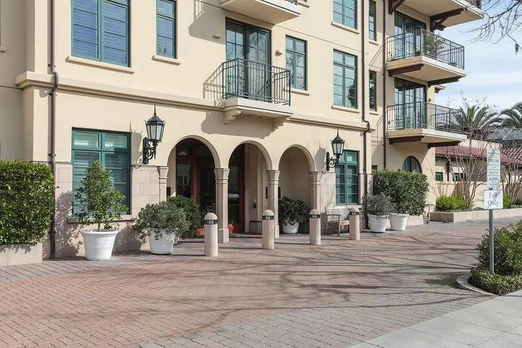 555 Byron Street 305