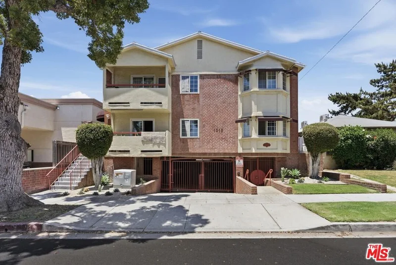 Photo 2 of 1015 E Spazier Avenue 205