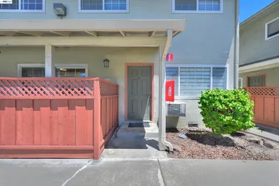660 Fargo Ave 6 photo 2