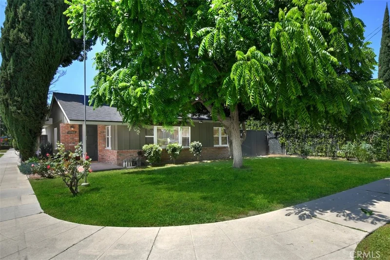 13902 Calvert Street, Valley Glen, CA 91401