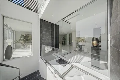 9459 Beverly Crest photo 2