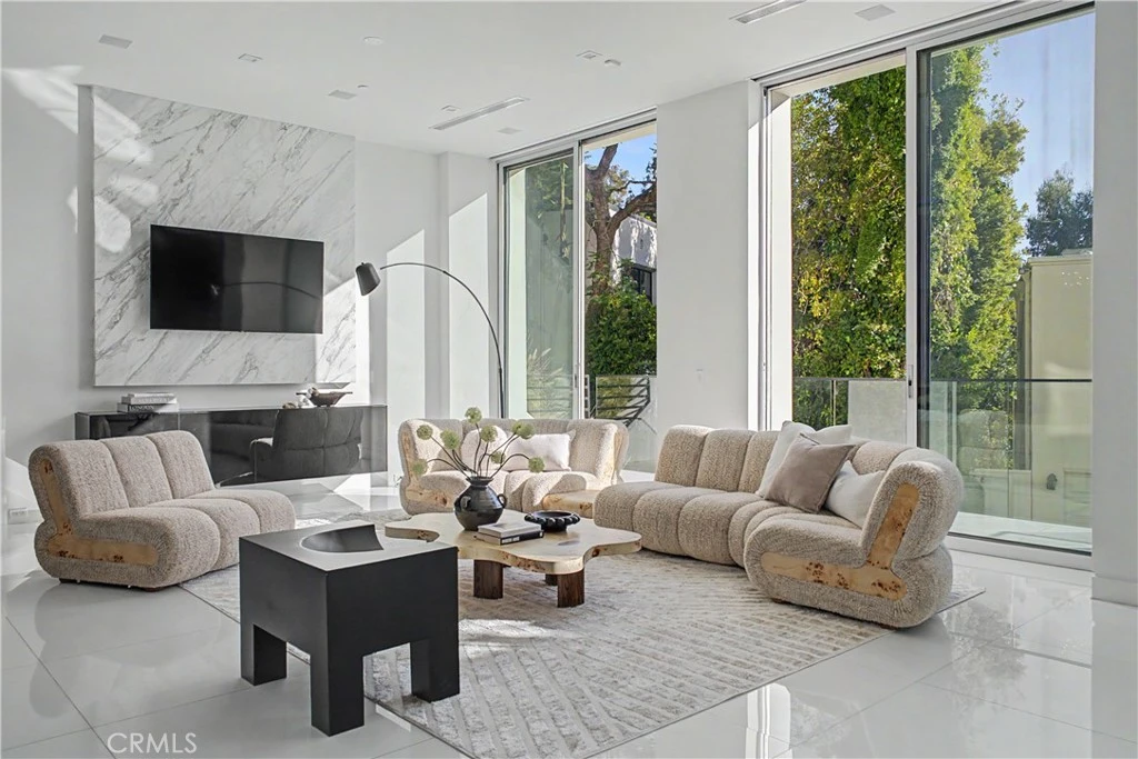 Interior 4