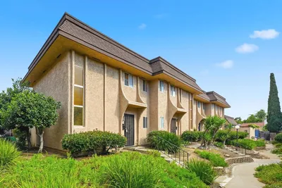 2121 E Grand Avenue S71