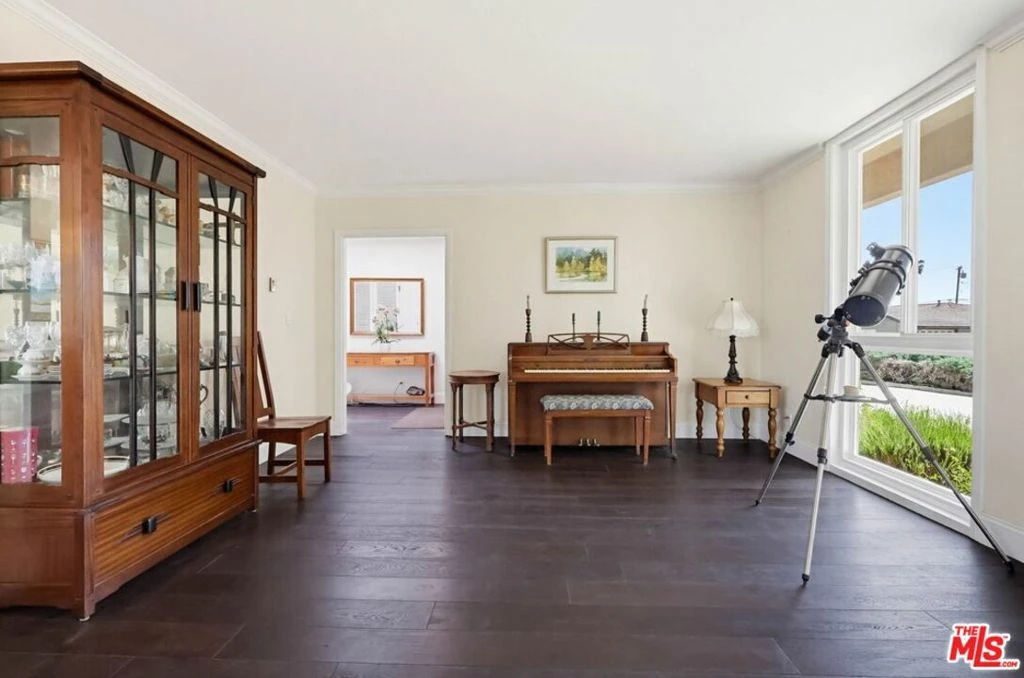 Interior 4