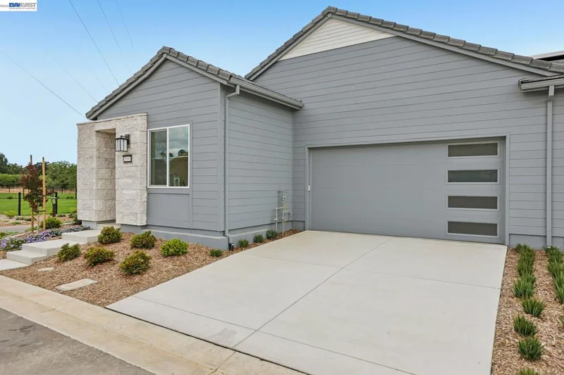 1095 Riverbend Drive photo 2