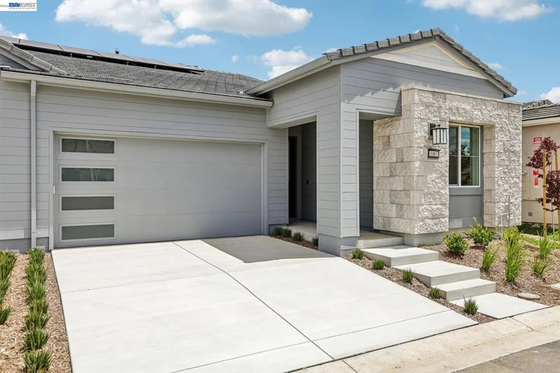 1087 Riverbend Drive photo 2