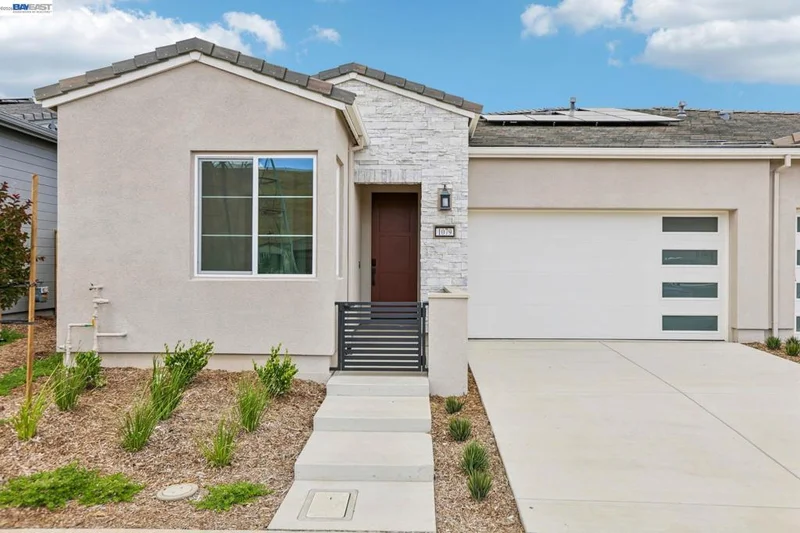 1079 Riverbend Drive photo 2