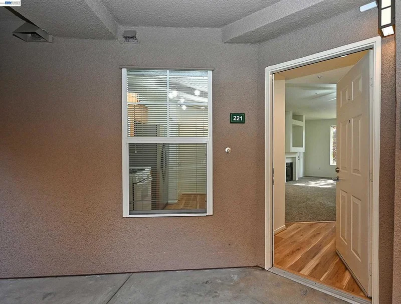 280 Caldecott Ln 221 photo 2