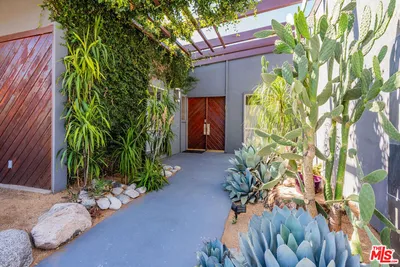 22705 Crespi Street photo 2