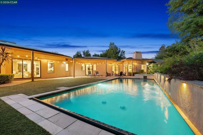 1 Gardiner Ct, Orinda, CA 94563
