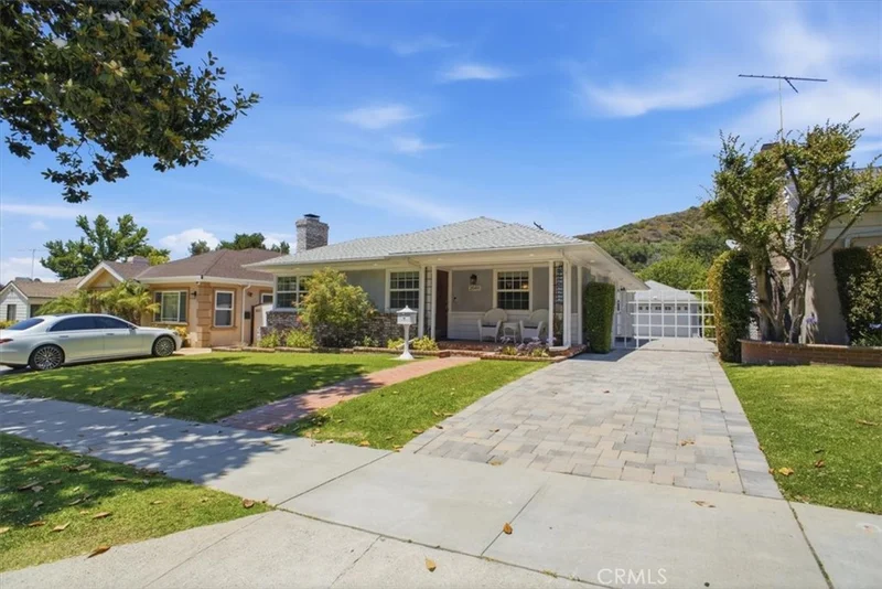 2049 E Glenoaks