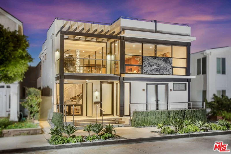 2105 E Balboa Boulevard
