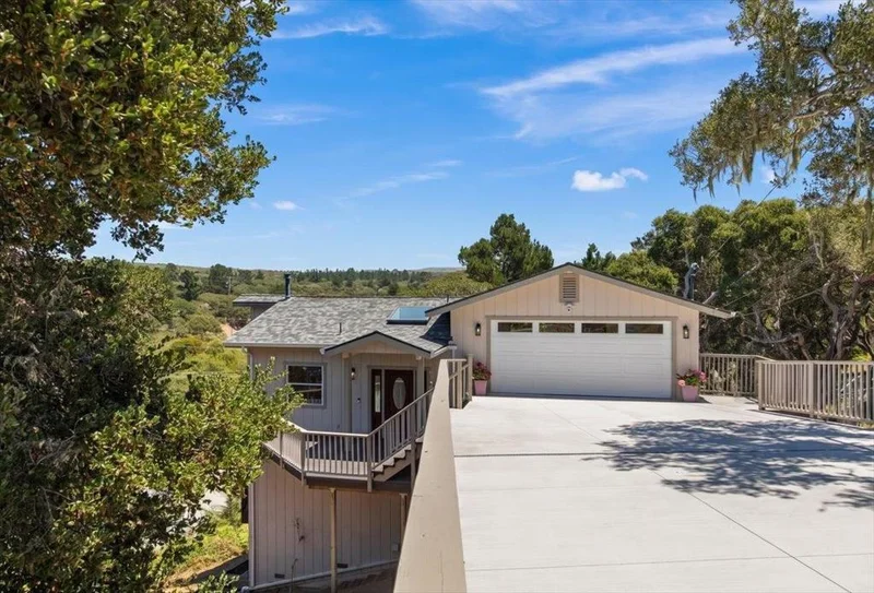 Photo 2 of 29 Los Encinos Drive