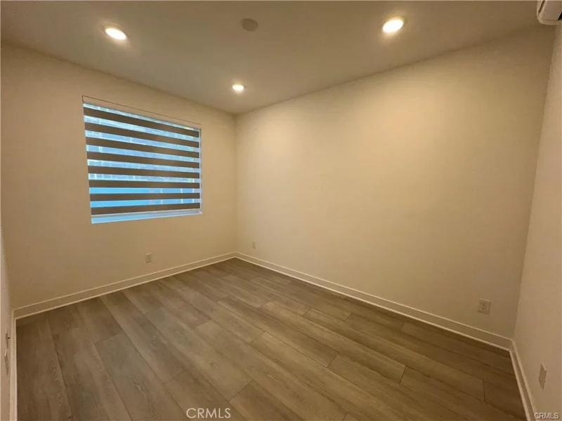 2317 W Broadway 60 photo 2