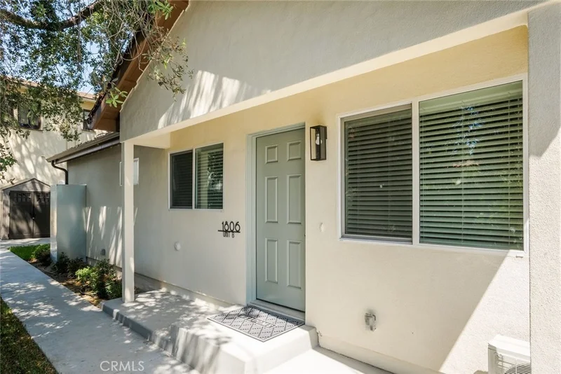 1806 8th St B photo 2
