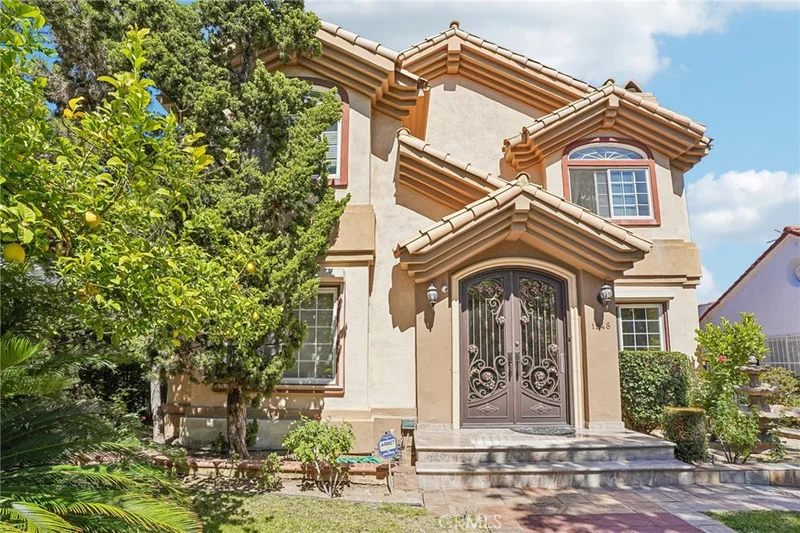 1948 N Catalina Street photo 2
