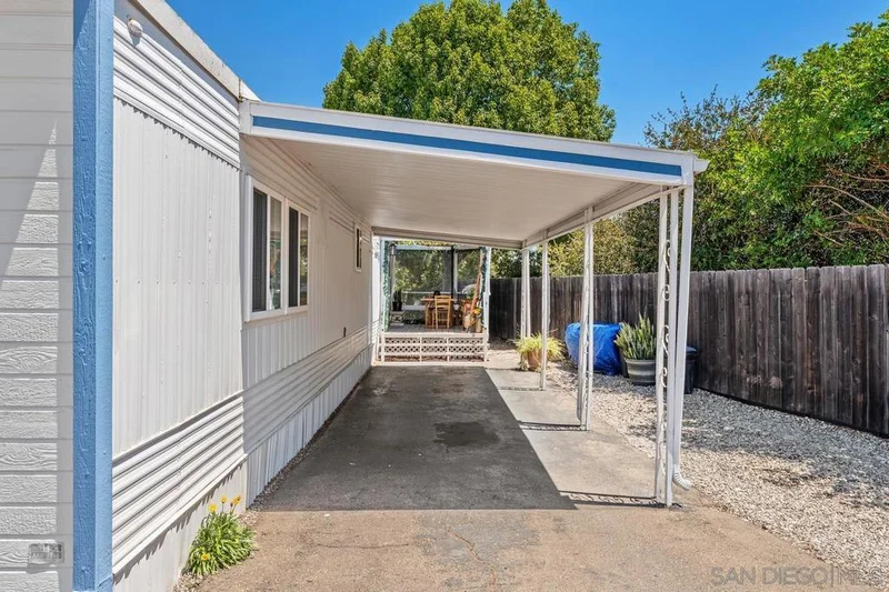 1285 E Washington 51 photo 2