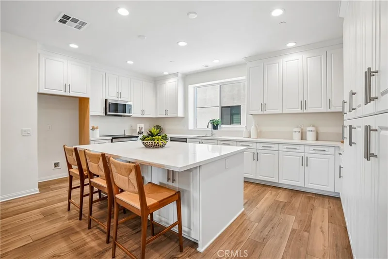 Photo 2 of 5876 Linden Ave Avenue 6