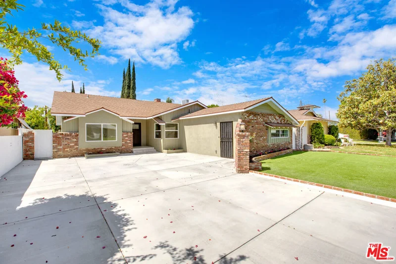 18800 Cohasset Street, Reseda, CA 91335