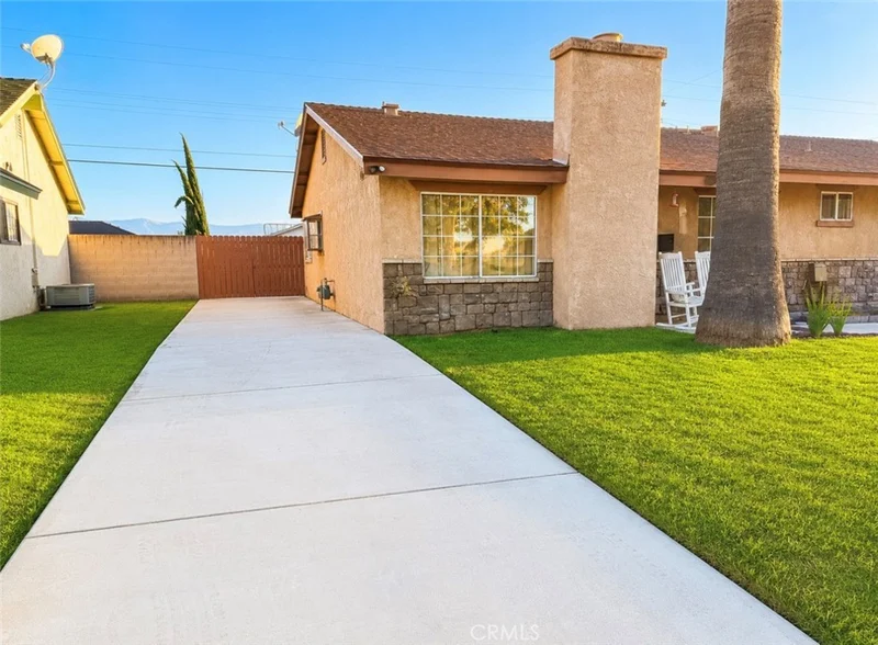 342 E Gilmore Drive photo 2