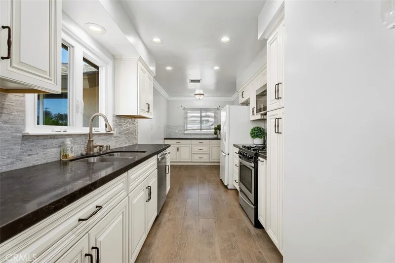 1325 W Ash photo 2