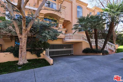 11112 La Maida Street 14 photo 2