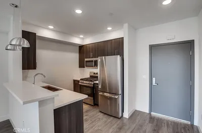 6015 Woodman Avenue 201 photo 2
