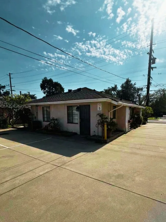 843 W Walnut B photo 2