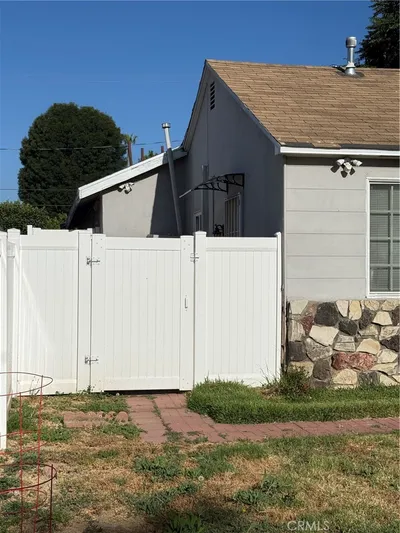 7045 Lindley photo 2