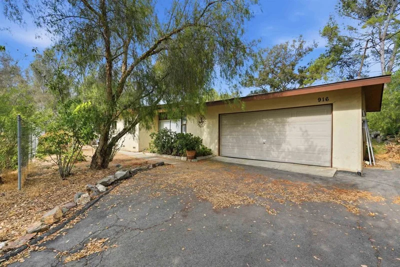 916 Country Club, Escondido, CA 92029