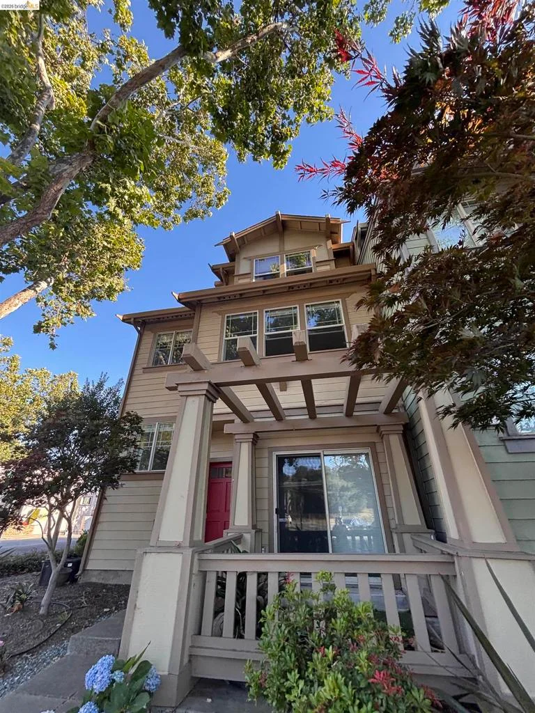 659 Macarthur Blvd. photo 2
