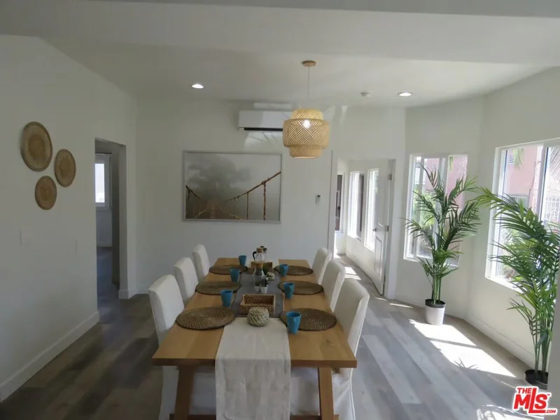 1587 W 35th Place