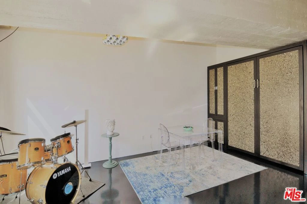 Interior 4