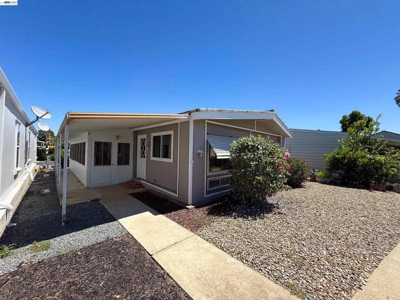 2203 Dalis Dr
