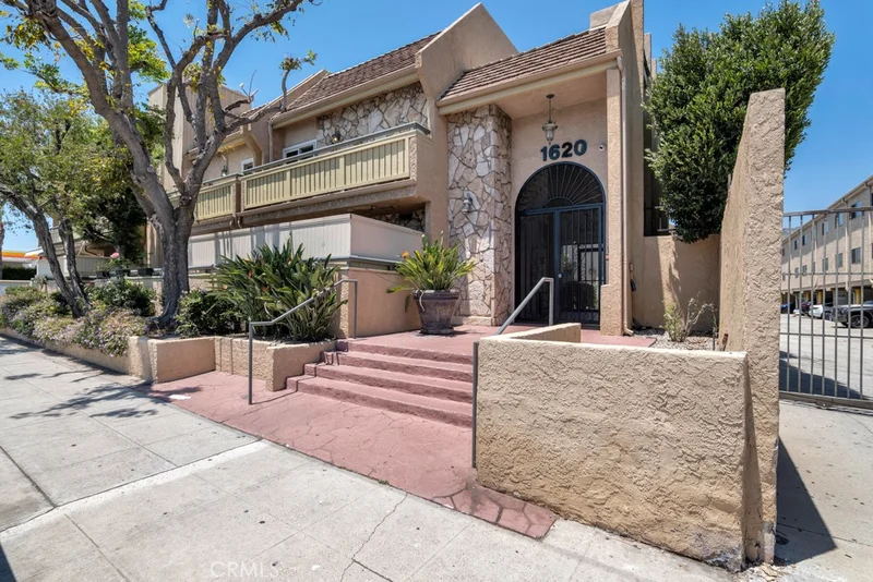 1620 N San Fernando 52