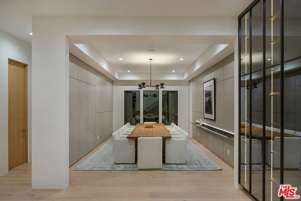 Interior 4