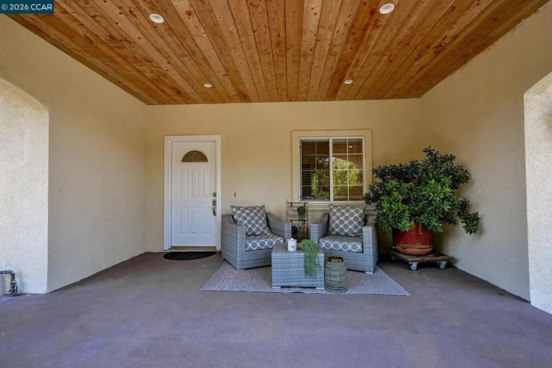2527 Buena Vista Ave photo 2