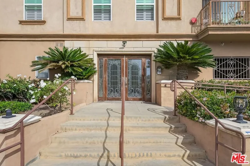 956 S Wilton Place 201 photo 2