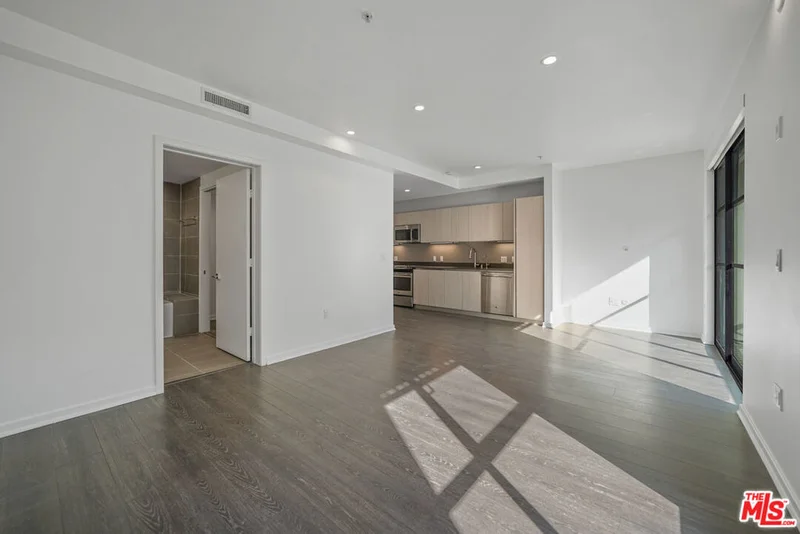 5800 Harold Way 204