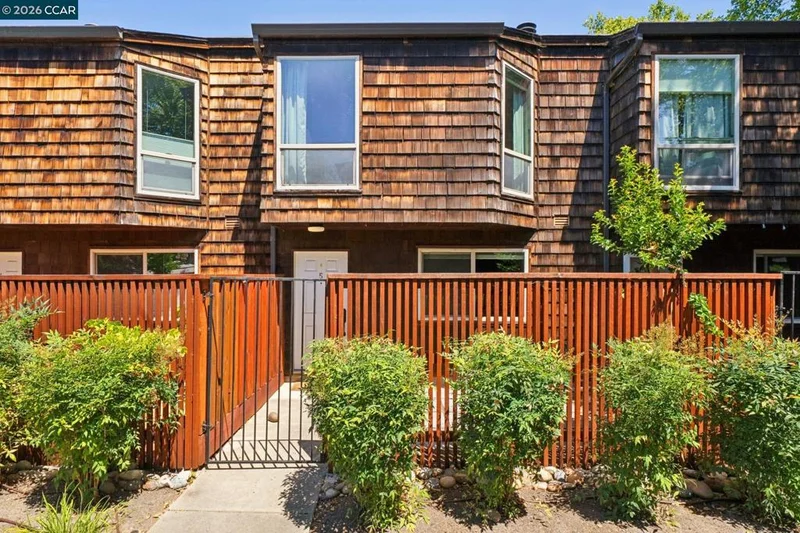 225 Mayhew Way 5
