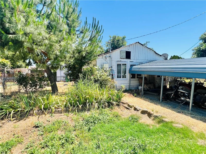 5524 E Commercial photo 2