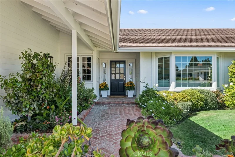 Photo 2 of 926 Bellis Street
